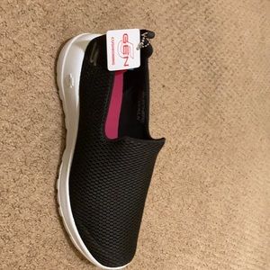 Brand new with tags Skechers Go Walk Joy Wide Fit Sneakers. Only tried on once!